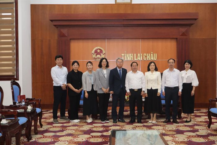 Hai bên chụp ảnh lưu niệm.