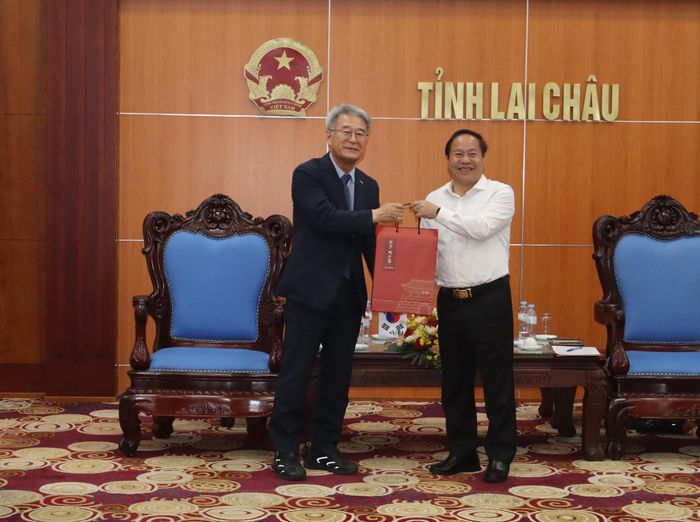 Ông Kwon Jung-chil tặng quà cho đồng chí Tống Thanh Hải.
