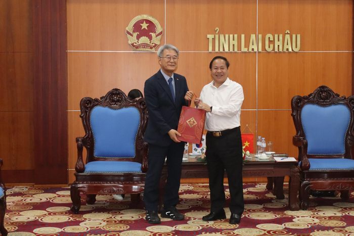 Đồng chí Tống Thanh Hải - Phó Chủ tịch Thường trực UBND tỉnh tặng sản phẩm đặc trưng của Lai Châu cho ông Kwon Jung-chil.