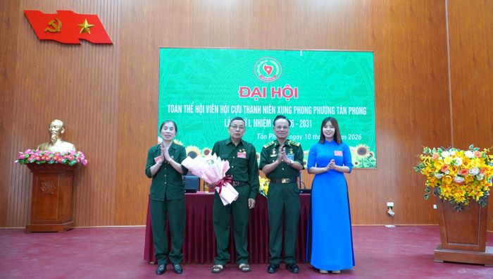 Lãnh đạo Hội Cựu TNXP Việt Nam tỉnh tặng hoa chúc mừng đại hội.