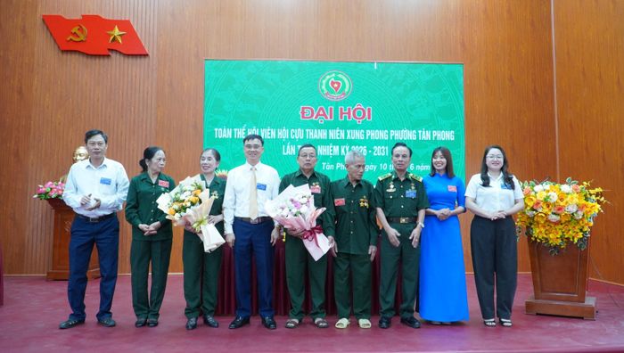 Các đại biểu chúc mừng Ban Chấp hành khóa mới.