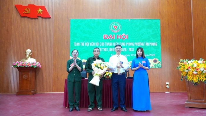 Thường trực Đảng ủy phường tặng hoa chúc mừng đại hội.
