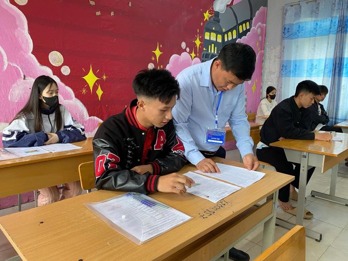 Giám thị kiểm tra, đối chiếu số báo danh và thông tin dự thi của thí sinh tại Điểm thi Trường THPT Quyết Thắng (phường Đoàn Kết).