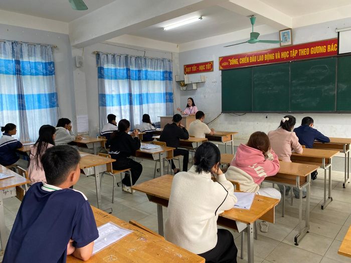 Giám thị phổ biến quy chế thi cho thí sinh tại Điểm thi Trường THPT Quyết Thắng (phường Đoàn Kết).