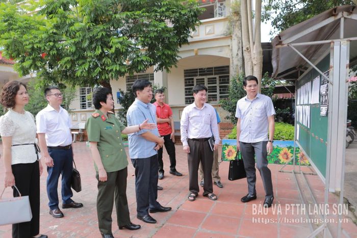 Đoàn kiểm tra Ban Chỉ đạo thi cấp tỉnh kiểm tra điều kiện tổ chức thi tại Trường THPT Na Dương