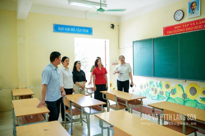 Đoàn kiểm tra Ban Chỉ đạo thi cấp tỉnh kiểm tra điều kiện tổ chức thi tại điểm thi Trường THPT Đồng Đăng