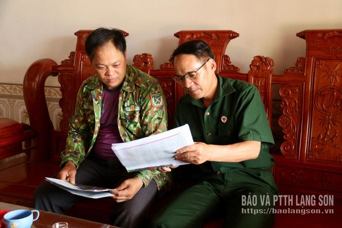 Cán bộ, hội viên cựu chiến binh xã Yên Phúc cập nhật thông tin trên báo chí về chủ trương của Đảng, chính sách, pháp luật của Nhà nước