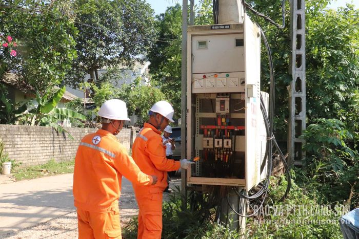 Nhân viên Công ty Điện lực Lạng Sơn làm việc trong điều kiện thời tiết nắng nóng