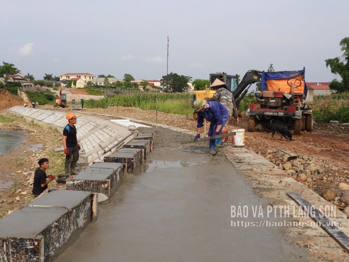 Nhà thầu tổ chức thi công hoàn thiện đường dạo kè sông Bắc Khê đoạn qua xã Tràng Định
