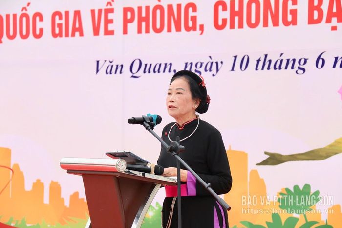 Đại diện hộ gia đình trên địa bàn xã Văn Quan phát biểu hưởng ứng
