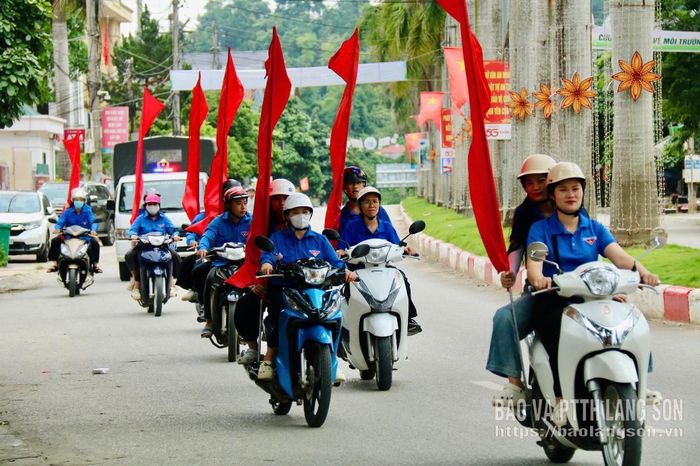 Đoàn viên thanh niên xã Văn Quan diễu hành tuyên truyền hưởng ứng Tháng hành động quốc gia về phòng, chống bạo lực gia đình năm 2026