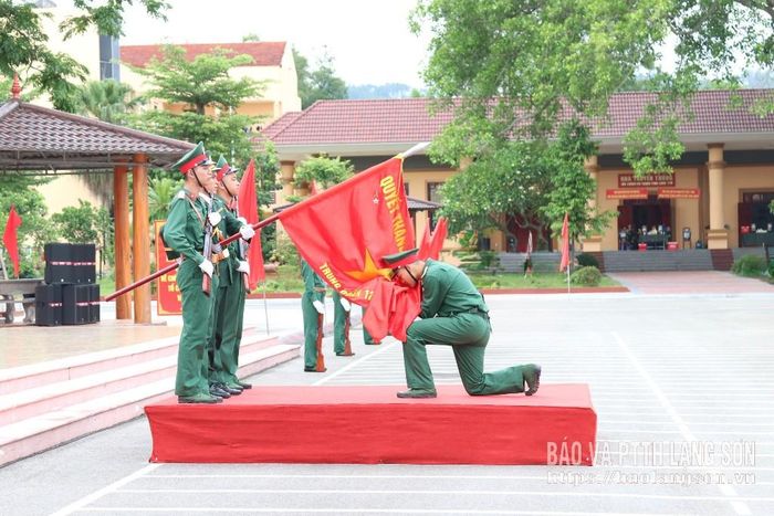 Chiến sĩ mới Trung đoàn 123 thực hiện nghi thức tuyên thệ