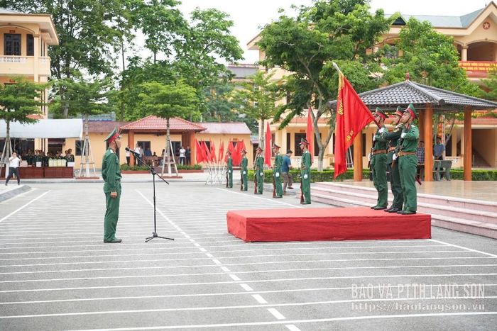 Đại diện chiến sĩ mới Trung đoàn 123 tuyên thệ 10 lời thề dưới Quân kỳ Quyết thắng