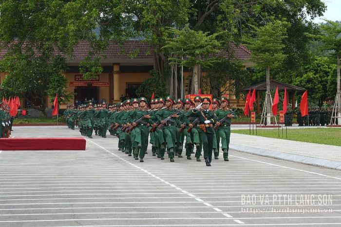 Duyệt đội ngũ tại lễ tuyên thệ chiến sĩ mới Trung đoàn 123