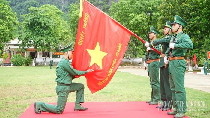 Chiến sĩ mới Tiểu đoàn Huấn luyện - Cơ động thực hiện nghi thức tuyên thệ