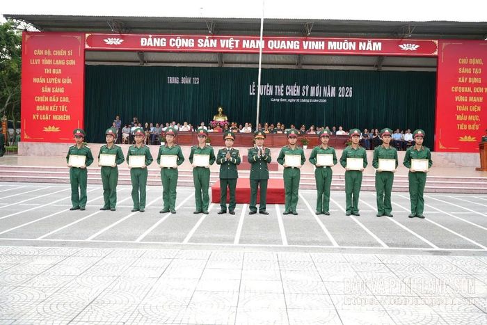 Lãnh đạo Trung đoàn 123 trao giấy khen cho các cá nhân xuất sắc