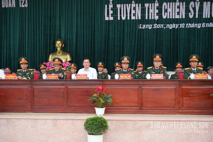Các đại biểu tham dự Lễ tuyên thệ tại Bộ Chỉ huy Quân sự tỉnh