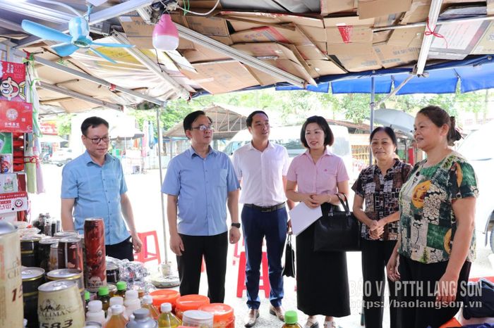 Đoàn kiểm tra thực tế hộ vay vốn tại phường Đông Kinh