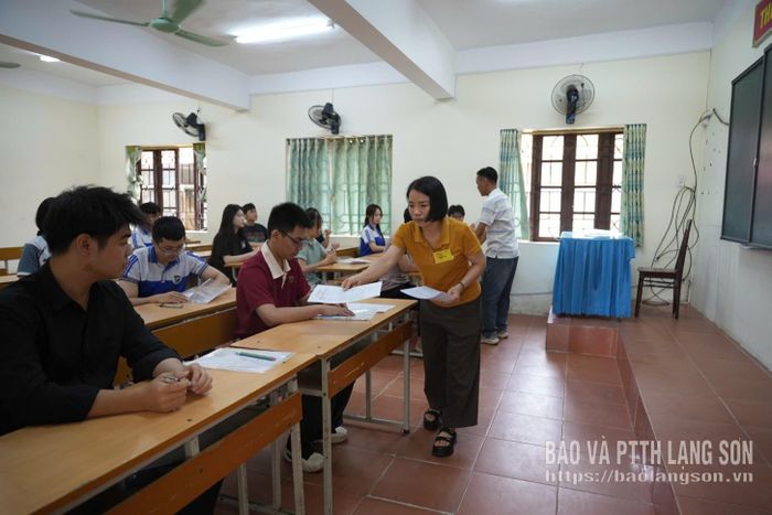 Giám thị phát phiếu kiểm tra thông tin cho thi sinh