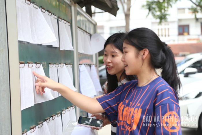 Thí sinh điểm thi Trường THPT Việt Bắc tra cứu thông tin phòng thi