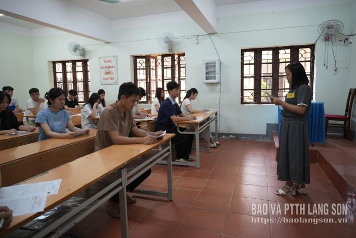 Thí sinh dự thi tại điểm thi Trường THPT Việt Bắc nghe phổ biến quy chế thi