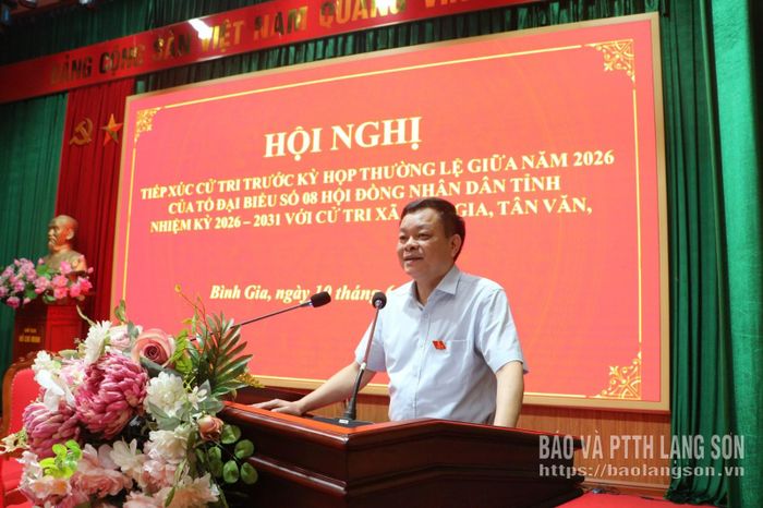 Đồng chí Nguyễn Quốc Khánh, Ủy viên Ban Thường vụ Tỉnh ủy, Trưởng Ban Tuyên giáo và Dân vận Tỉnh ủy, đại diện Tổ đại biểu số 8 HĐND tỉnh phát biểu tại hội nghị