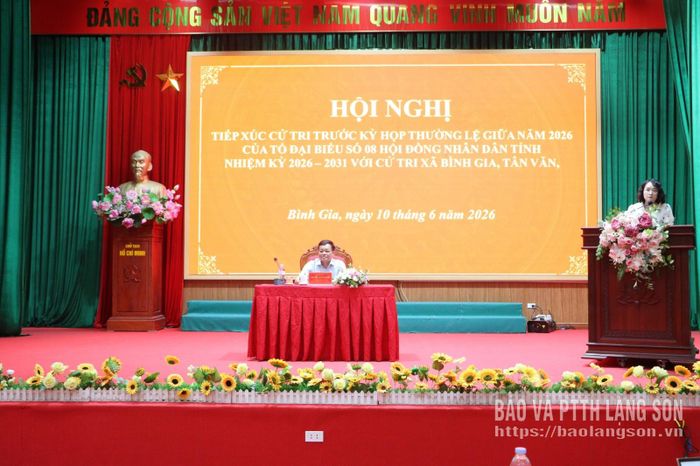 Đại biểu HĐND tỉnh lắng nghe kiến nghị của cử tri