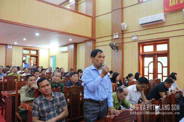 Cử tri nêu ý kiến tại hội nghị