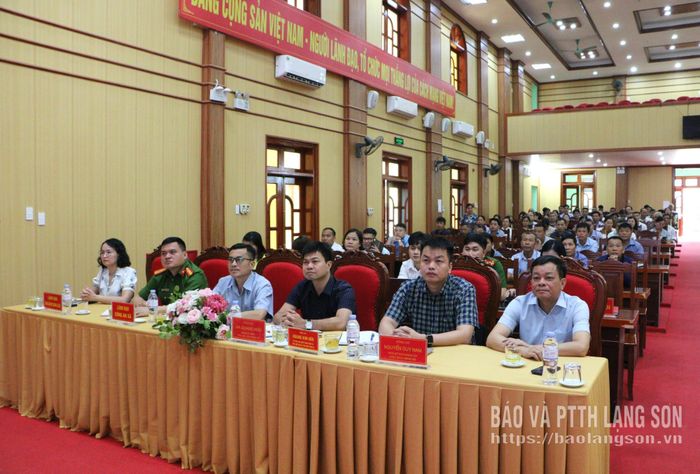 Các đại biểu, cử tri dự hội nghị