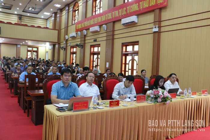 Các đại biểu, cử tri dự hội nghị