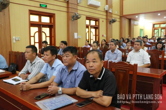 Các cử tri dự theo dõi phóng sự báo cáo tình hình kinh tế - xã hội của tỉnh 6 tháng đầu năm 2026