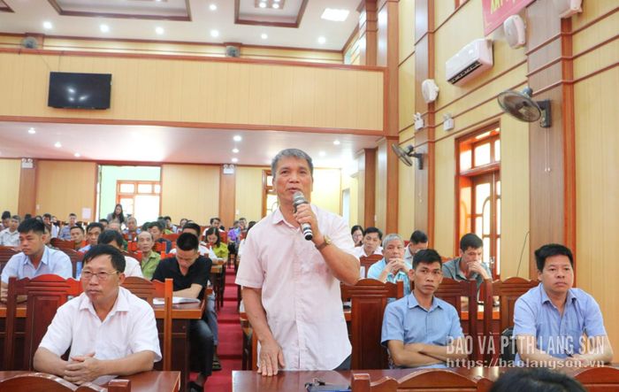 Cử tri nêu ý kiến tại hội nghị