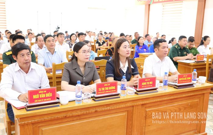 Các đại biểu dự hội nghị tiếp xúc cử tri