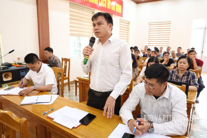 Cử tri thôn Nà Van, xã Mẫu Sơn phát biểu ý kiến tại hội nghị