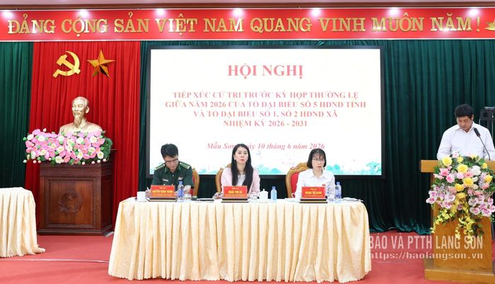 Đồng chí Đoàn Thu Hà, Phó Bí thư Tỉnh ủy, Trưởng Đoàn đại biểu Quốc hội tỉnh, Chủ tịch Ủy ban MTTQ Việt Nam tỉnh và đại biểu HĐND tỉnh lắng nghe ý kiến, kiến nghị của cử tri