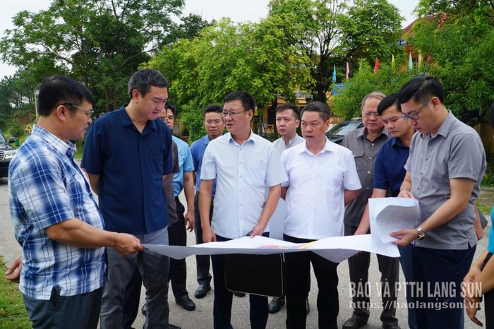 Đại diện lãnh đạo xã Lộc Bình báo cáo với đồng chí Chủ tịch UBND tỉnh và các thành viên đoàn công tác về tình hình bồi thường giải phóng mặt bằng tại khu vực Ga đi