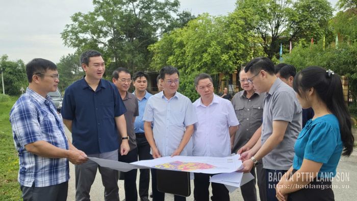 Đại diện Phòng Kinh tế xã Lộc Bình báo cáo lãnh đạo UBND tỉnh và đoàn công tác về các trường hợp có nhà ở cần di chuyển tại dự án trên bản đồ thu hồi đất