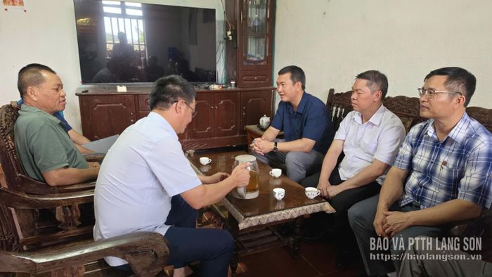 Các đồng chí lãnh đạo UBND tỉnh và các sở, ngành, thăm, động viên hộ dân ảnh hưởng bởi dự án tại thôn Nà Lùng, xã Lộc Bình