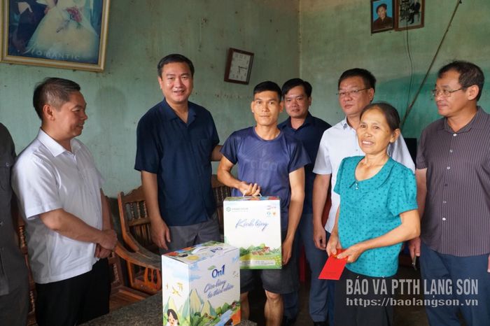 Đoàn công tác của UBND tỉnh tặng quà hộ dân bị ảnh hưởng bởi dự án