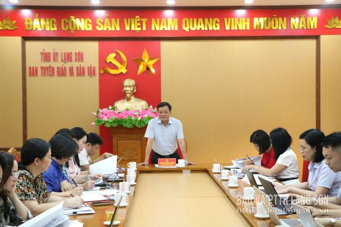 Đồng chí Nguyễn Quốc Khánh, Ủy viên Ban Thường vụ Tỉnh ủy, Trưởng Ban Tuyên giáo và Dân vận Tỉnh ủy, Trưởng Ban Tổ chức hội thi phát biểu kết luận cuộc họp