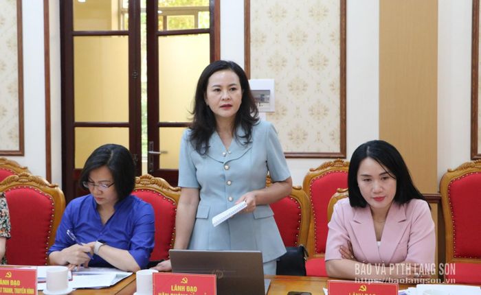 Lãnh đạo Văn phòng Tỉnh ủy phát biểu ý kiến tại cuộc họp