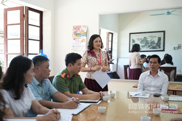 Đại diện điểm thi Trường THPT Việt Bắc báo cáo công tác chuẩn bị của điểm thi