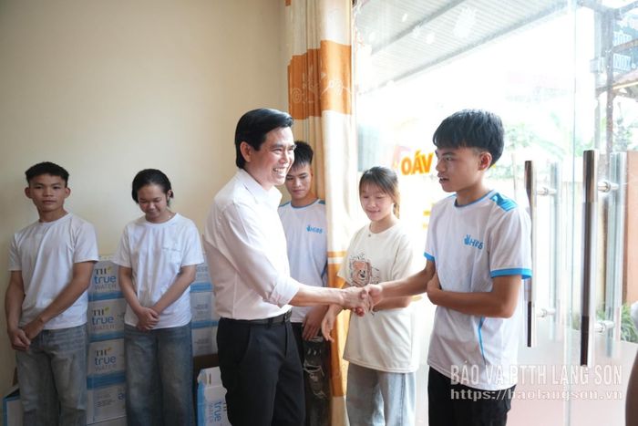 Đồng chí Bí thư Tỉnh ủy thăm hỏi, động viên thí sinh Trường THPT Ba Sơn dự thi tại điểm thi Trường THPT Cao Lộc