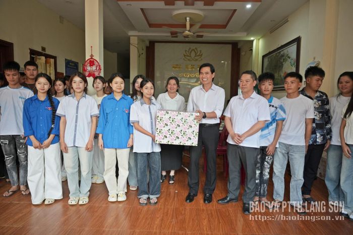 Đồng chí Bí thư Tỉnh ủy tặng quà động viên thí sinh Trường THPT Ba Sơn dự thi tại điểm thi Trường THPT Cao Lộc
