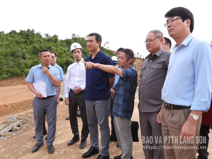 Đồng chí Chủ tịch UBND tỉnh kiểm tra thực tế hiện trường tình hình thực hiện dự án khu đô thị Green Garden