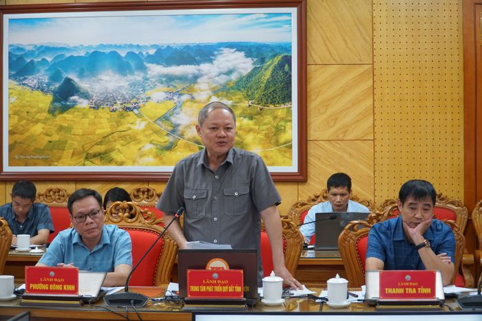 Lãnh đạo Trung tâm Phát triển quỹ đất tỉnh trao đổi ý kiến tại cuộc họp