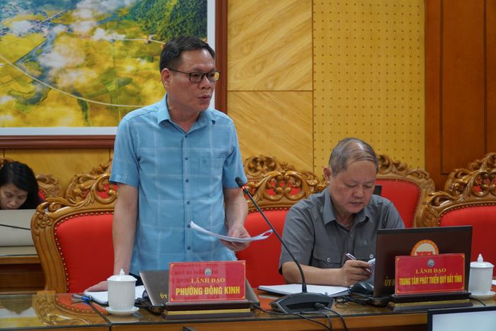 Lãnh đạo UBND phường Đông Kinh báo cáo tiến độ GPMB 2 dự án tại cuộc họp