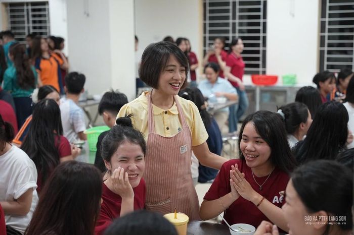 Lãnh đạo nhà trường động viên học sinh trước kỳ thi