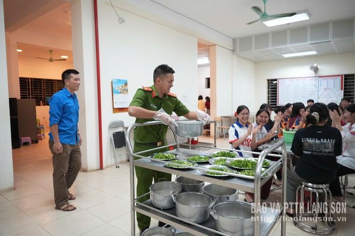 Đại diện các đơn vị chia khẩu phần ăn cho học sinh