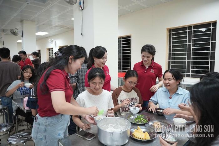 Đại diện các đơn vị động viên học sinh trước kỳ thi